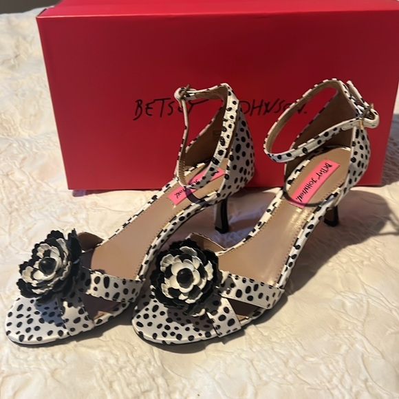 New in Box Betsy Johnson Mea Dalmatian heels Ankle Strap Flower Accent Size 8 - Picture 4 of 6